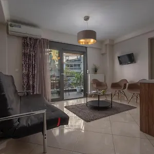 https://apt-antigonidon-square.hotelschalkidiki.net
